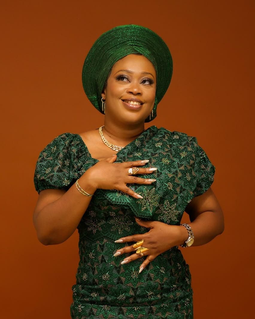 Ruth-Marlène Djinou, fondatrice de Belkarann Events, en tenue verte et foulard assorti