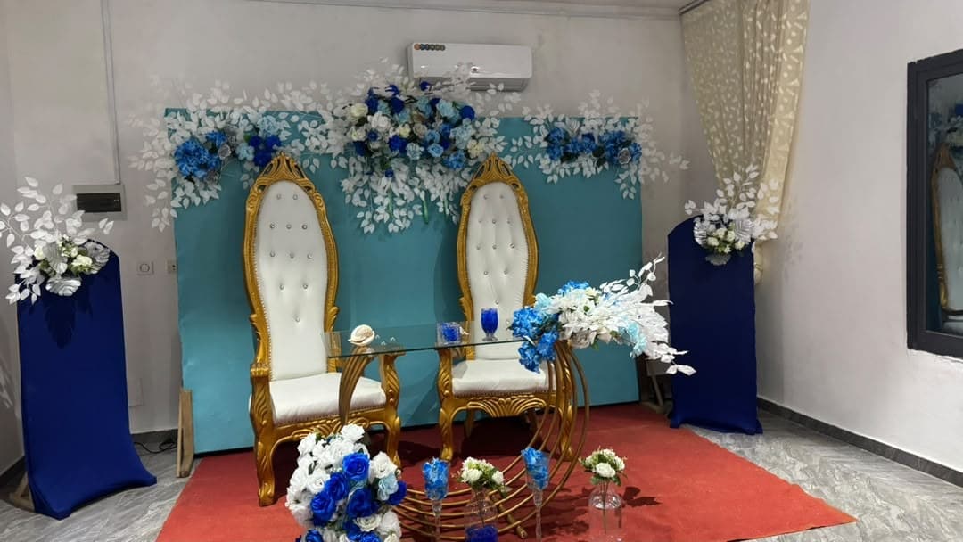 Espace des mariés · trônes et fleurs bleues