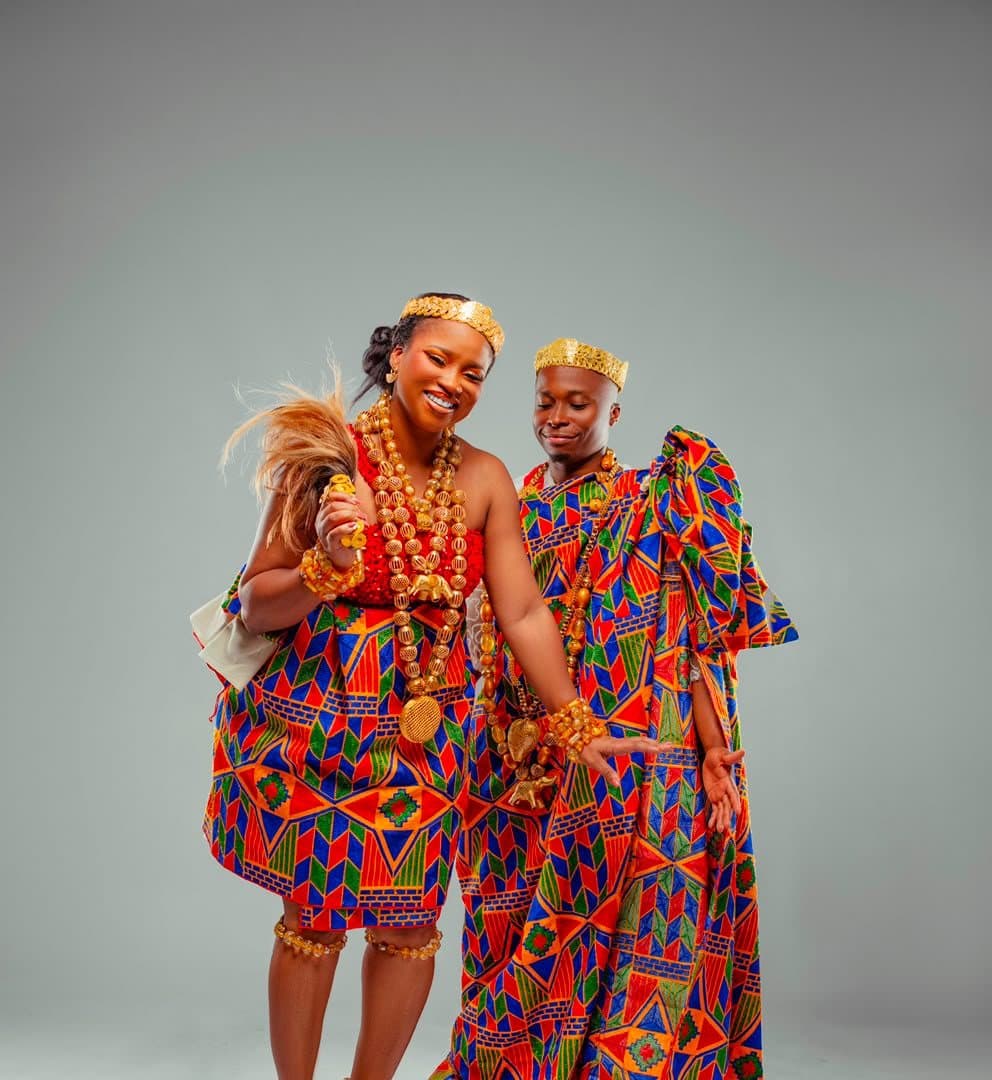Couple en tenues traditionnelles kente