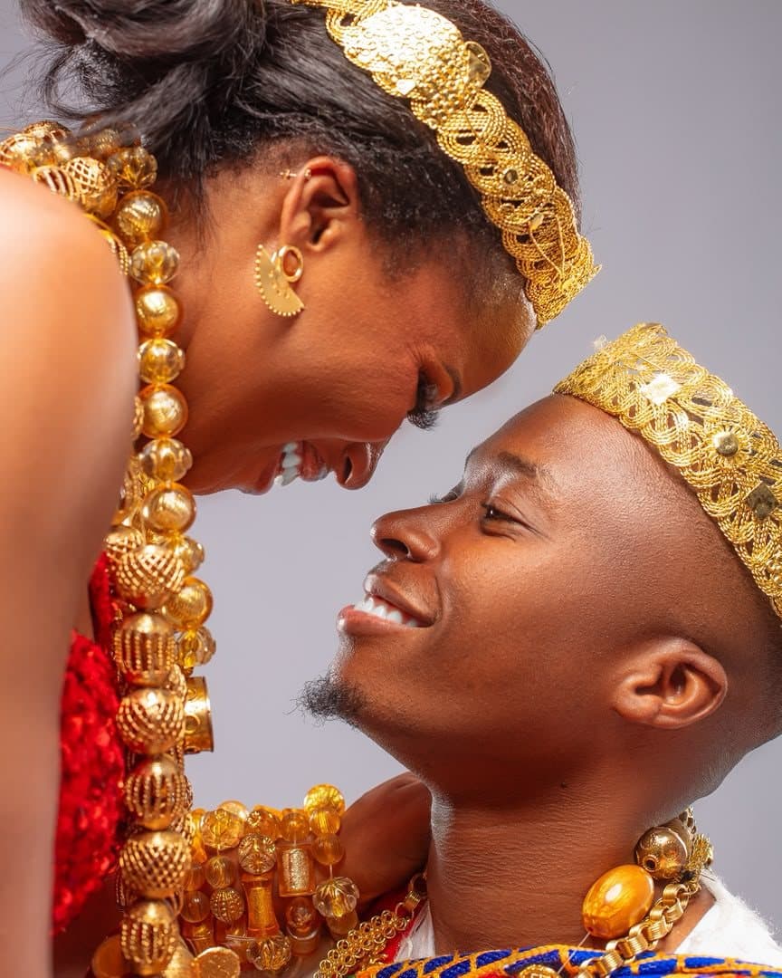 Couple en tenue traditionnelle photographié en studio